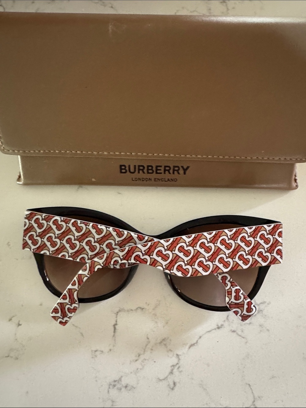 Burberry Black Cat-Eye Sunglasses with Brown Gradient Lenses and Beige Case - Picture 2 of 6